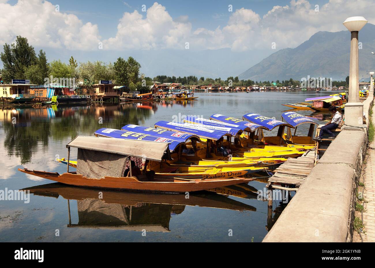CACHEMIRE, INDE - AOÛT 3 bateaux shikara sur le lac Dal avec des bateaux à Srinagar - shikara est un petit bateau utilisé pour le transport dans le lac Dal - 3rd o Banque D'Images