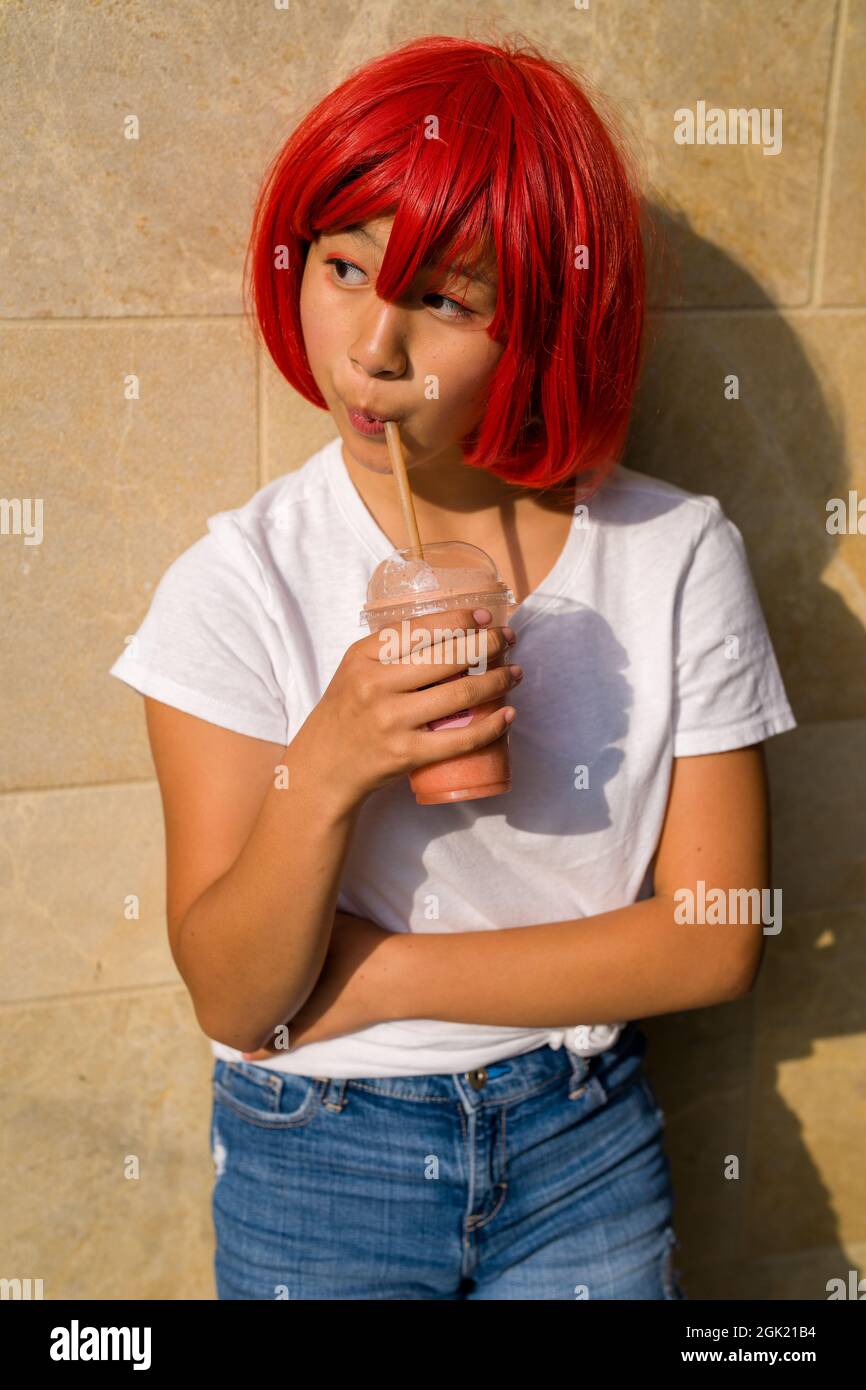 Cosplay actrice Red Blood Cell Drinking a Smoothie | adolescente asiatique Drinking a Smoothie Banque D'Images