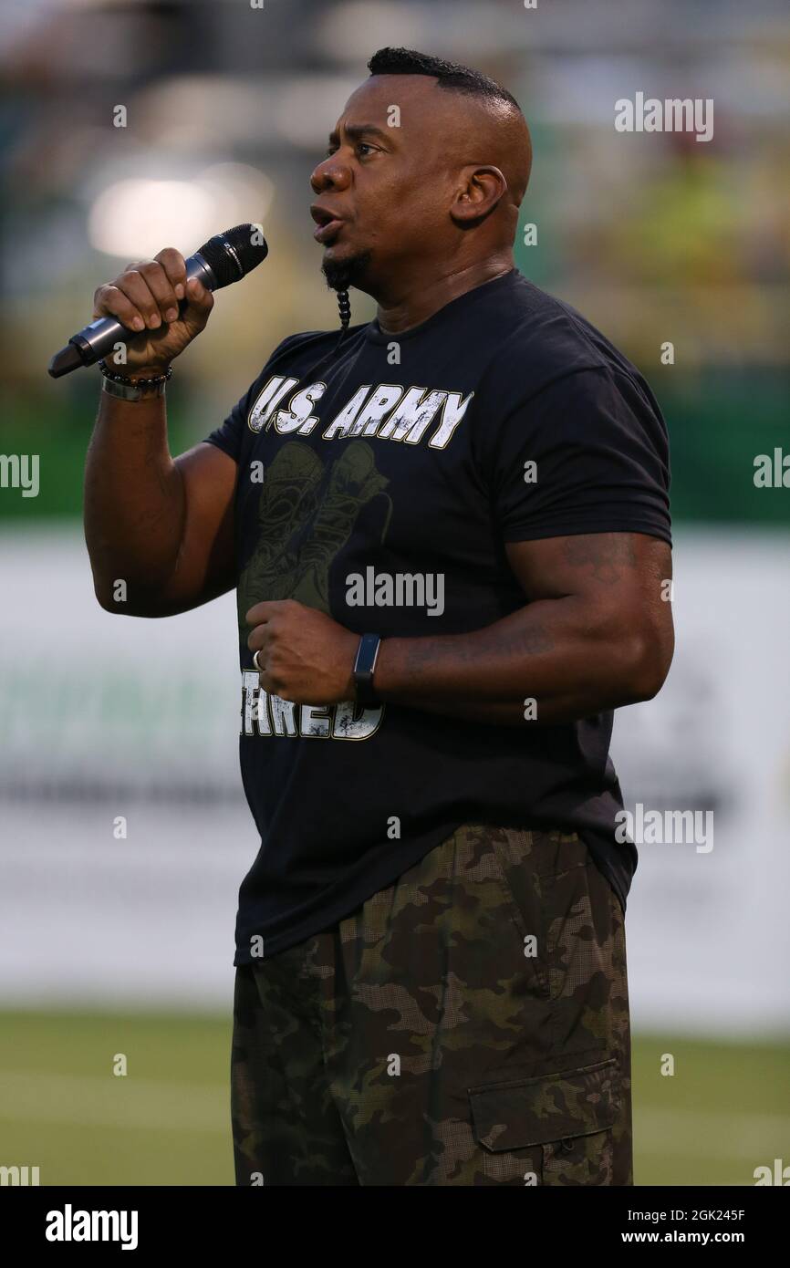 Saint-Pétersbourg, FL USA ; Une vue générale de Terriance Hamilton chantant l'hymne national lors d'un match de football USL entre les voyous de Tampa Bay et t. Banque D'Images