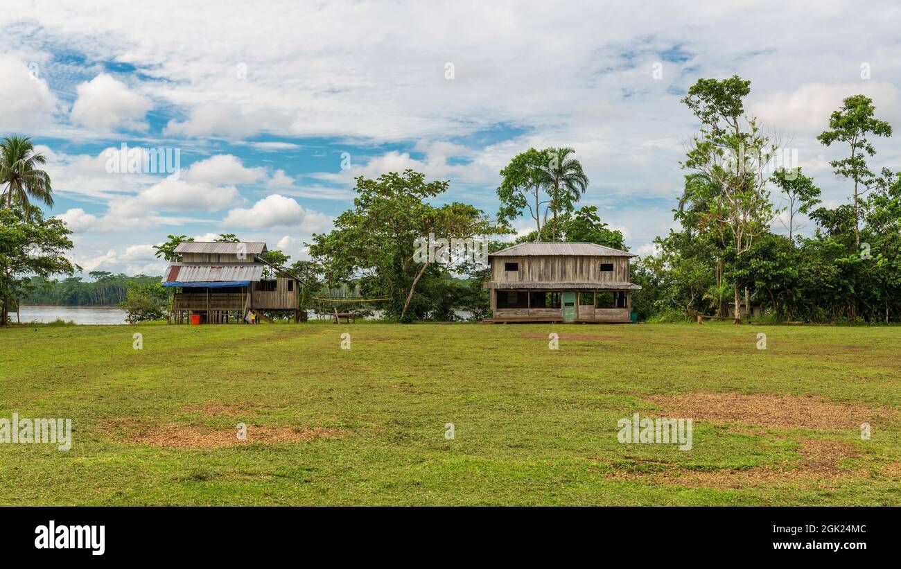 Place principale avec logement dans le village indigène de kichwa Zancudococha près de la rivière Aguarico, réserve naturelle de Cuyabeno, forêt tropicale d'Amazone, Equateur. Banque D'Images