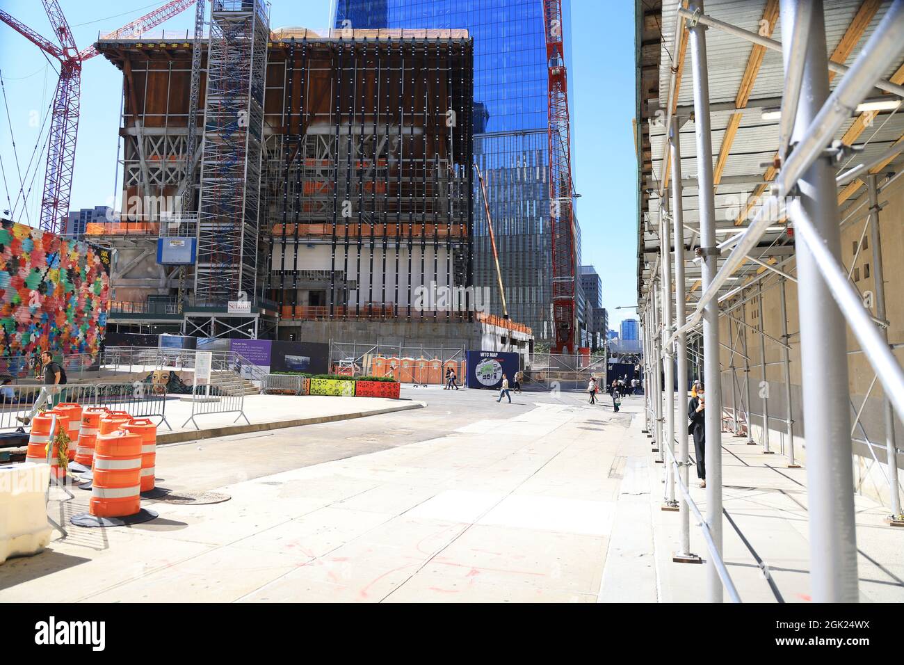 Les gens marchent le long du bâtiment fédéral sur Vesey Street avec un World Trade Center en arrière-plan. Banque D'Images