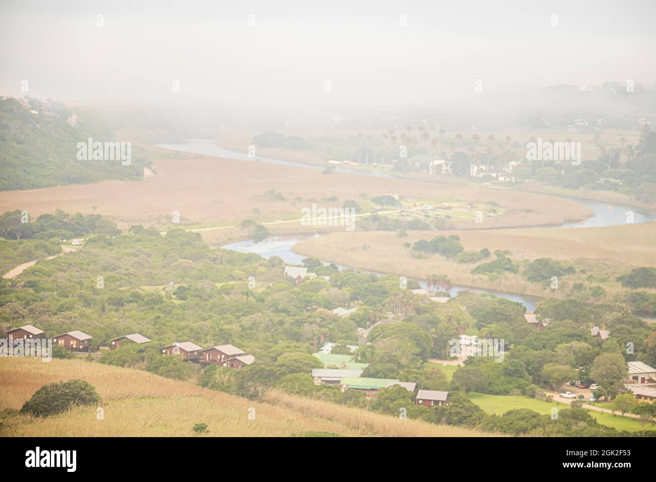La vue brumeuse de l'endroit appelé Wilderness le long de la route des jardins à l'ouest du Cap, en Afrique du Sud. Banque D'Images