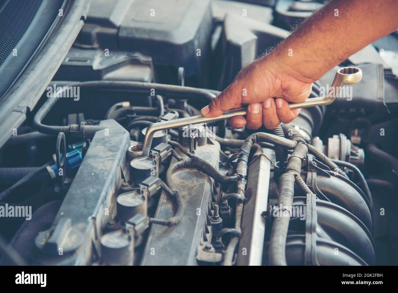 Service de voiture de mécanicien dans le garage automobile voiture