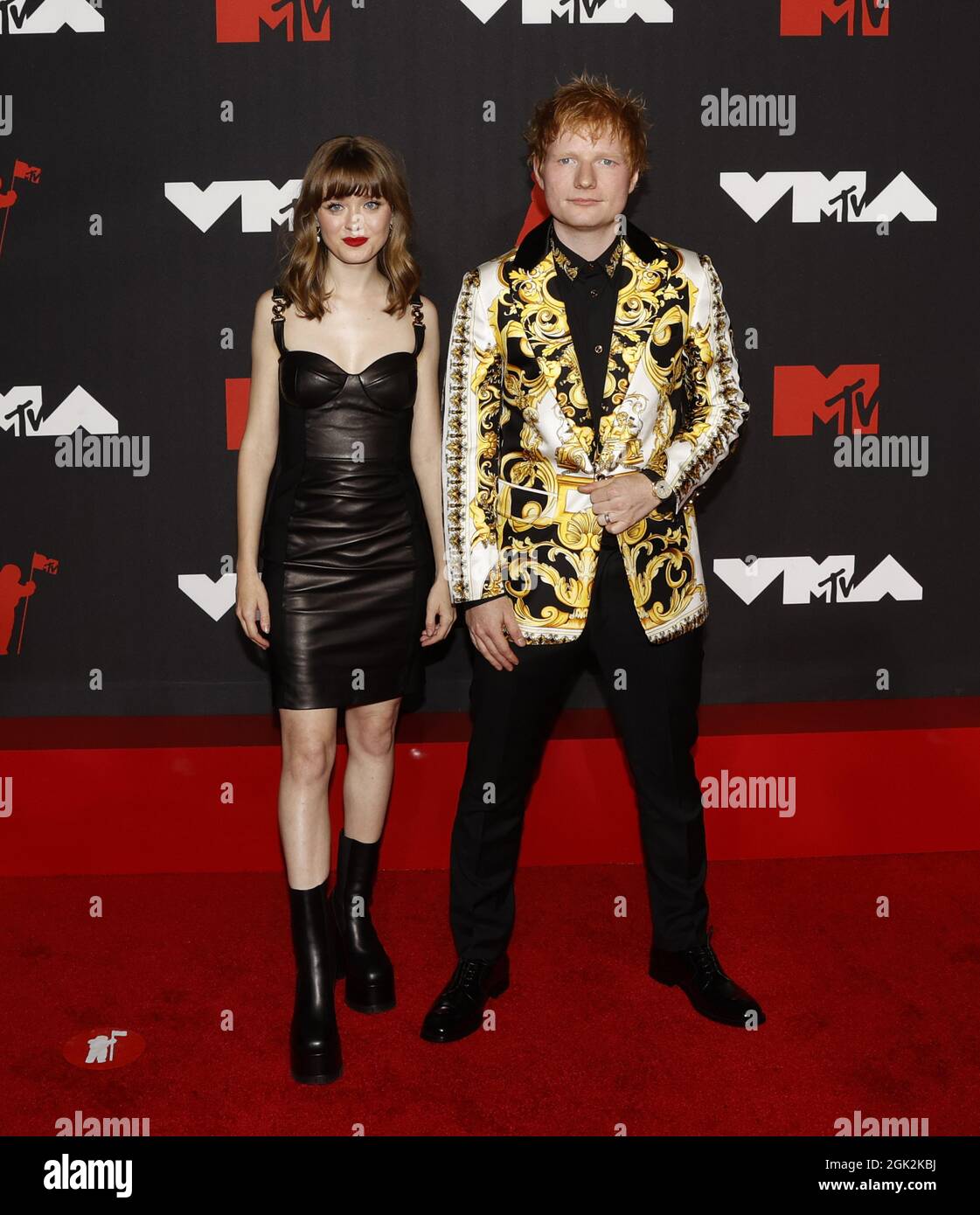 New York, États-Unis. 13 septembre 2021. Maisie Peters et Ed Sheeran arrivent sur le tapis rouge à la 38e édition annuelle des MTV Video Music Awards au Barclays Centre de New York le dimanche 12 septembre 2021. Photo de John Angelillo/UPI crédit: UPI/Alay Live News Banque D'Images