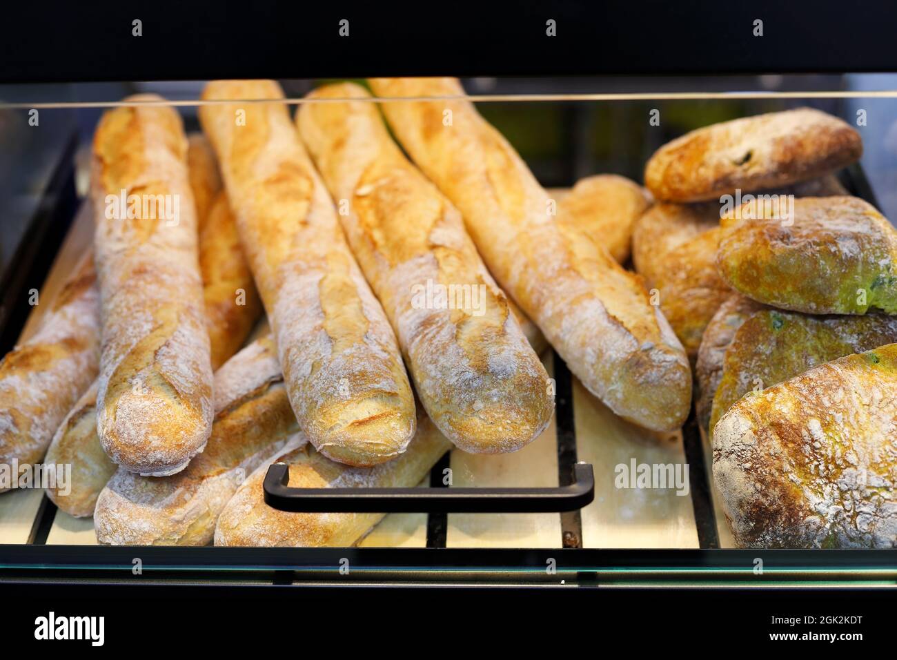 Des baguettes sur du pain sont en vedette dans un supermarché. Mise au point sélective. Banque D'Images