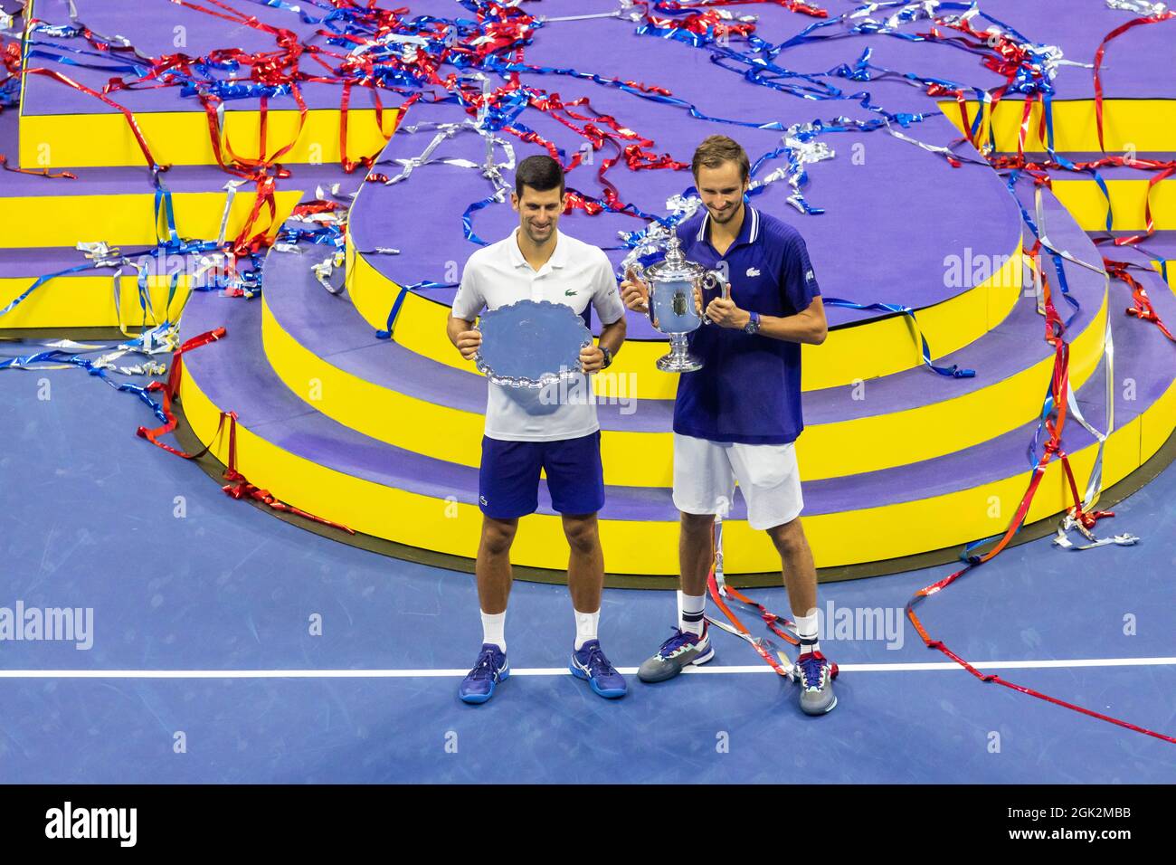 New York, États-Unis. 12 septembre 2021. Novak Djokovic (L) de Serbie et Daniil Medvedev de Russie détiennent leurs trophées après la finale des singles hommes à l'US Open 2021 à New York, aux États-Unis, le 12 septembre 2021. Credit: Michael Nagle/Xinhua/Alay Live News Banque D'Images