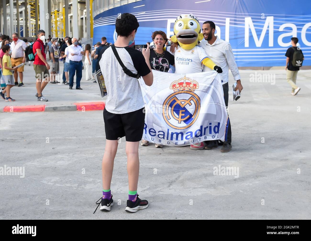 Madrid, Espagne. 12 septembre 2021. Les fans sont vus à l'extérieur du stade Santiago Bernabeu rouvert avant un match de football de la ligue espagnole entre Real Madrid et RC Celta à Madrid, Espagne, le 12 septembre 2021. Credit: Gustavo Valiente/Xinhua/Alamy Live News Banque D'Images