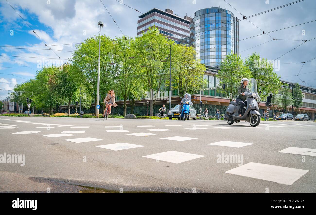 Amsterdam pays-Bas - août 20 2017 ; cyclistes, cyclomoteurs et voitures traversent les intersections de la ville ensemble Banque D'Images
