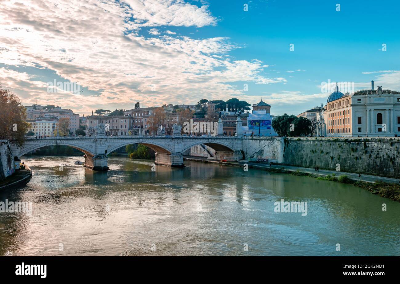 Vue en soirée sur Lungotevere en Sassia et le Ponte Vittorio Emanuele II, pont de trois arches traversant le Tibre, dans le centre historique de Rome. Banque D'Images