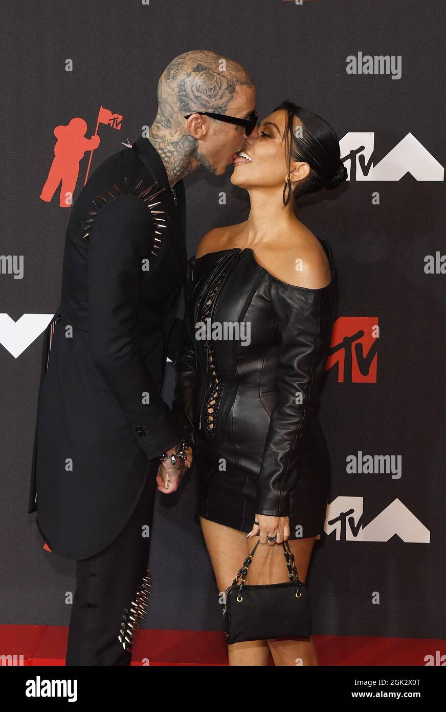 Travis Barker, Kourtney Kardashian, s'embrasse sur le Carper rouge lors des MTV Video Music Awards 2021 au Barclays Center le 12 septembre 2021 dans le quartier de Brooklyn à New York. Photo : Jeremy Smith/imageSPACE Banque D'Images