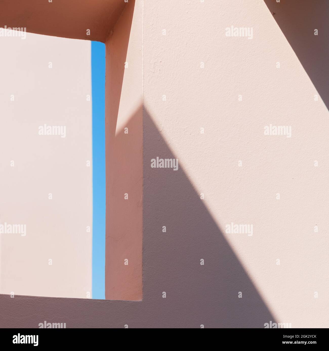 Résumé arrière-plan minimal de l'architecture, photo carrée. Motif ombré sur les structures de façade roses Banque D'Images