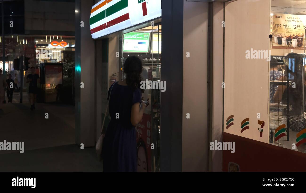 Dark Orchard Road Singapour la nuit Banque D'Images