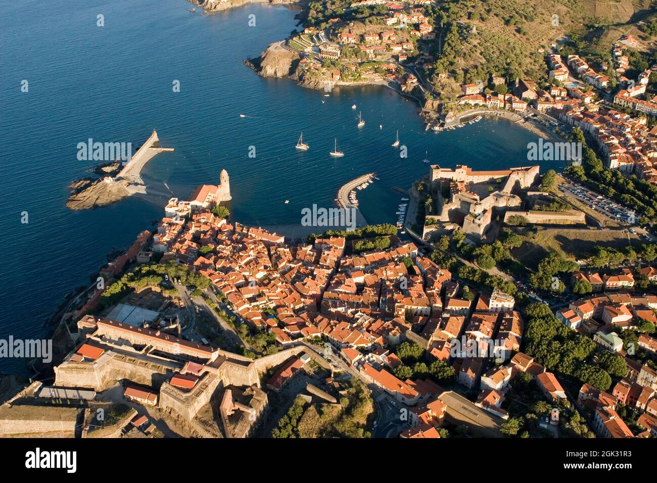 FRANCE. PYRÉNÉES-ORIENTALES (66) VUE AÉRIENNE DU VILLAGE DE COLLIOURE. FORT MIRADOU, ÉGLISE NOTRE-DAME DES ANGES ET CHÂTEAU DE ROIS DE MAJORQUE Banque D'Images