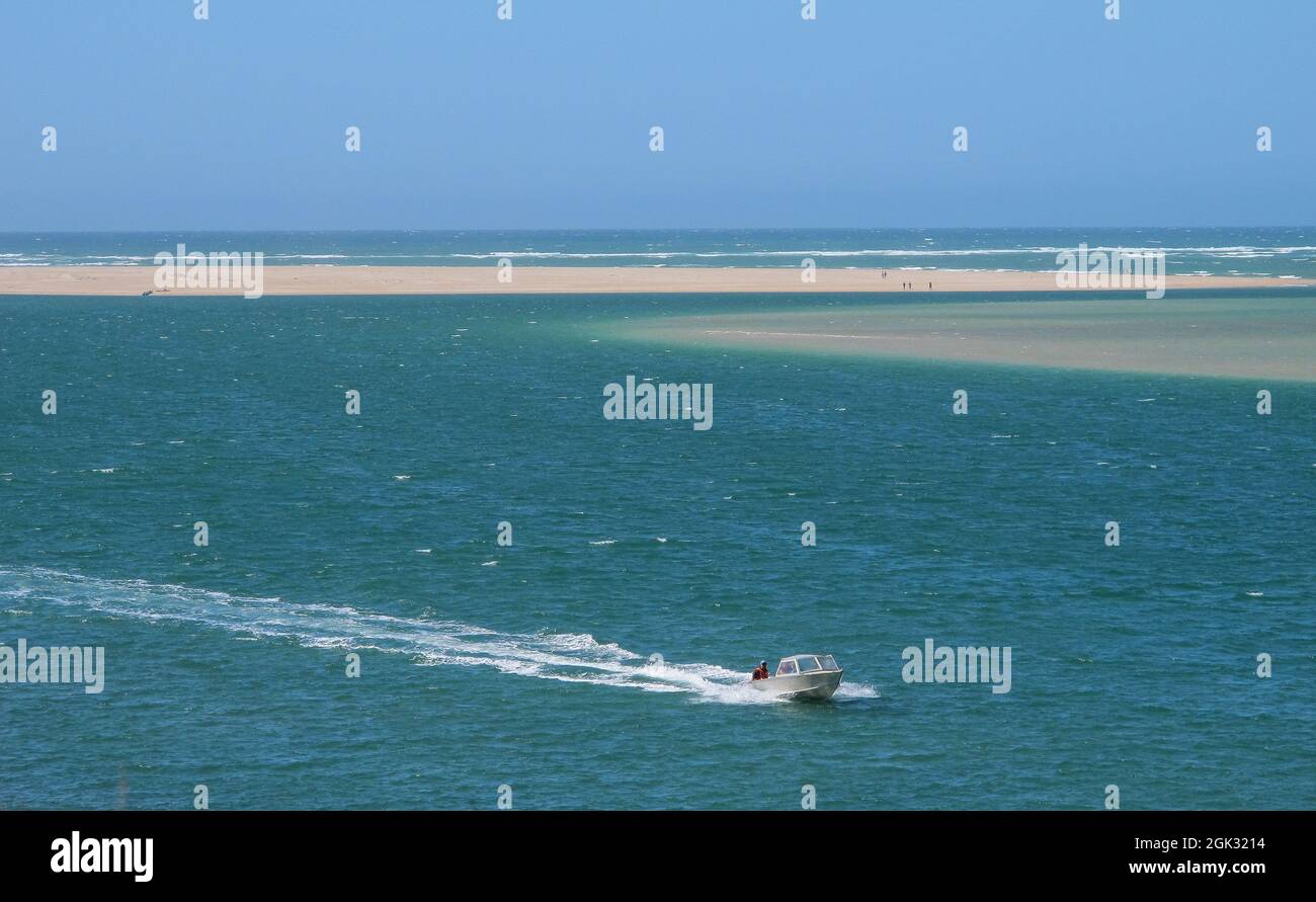 Hors-bord ou bateau à moteur sur l'estuaire de la rivière Breede ou l'embouchure de la rivière avec un banc de sable en arrière-plan ainsi que l'océan dans le Cap occidental, Afrique du Sud Banque D'Images