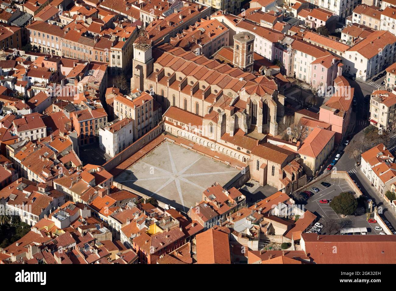 FRANCE; PYRÉNÉES-ORIENTALES (66) VUE AÉRIENNE DE PERPIGNAN. LE VIEUX CIMETIÈRE DE CAMPO SANTO ET LA CATHÉDRALE SAINT-JEAN Banque D'Images FRANCE; PYRÉNÉES-ORIENTALES (66) VUE AÉRIENNE DE PERPIGNAN. LE VIEUX CIMETIÈRE DE CAMPO SANTO ET LA CATHÉDRALE SAINT-JEAN Banque D'Images