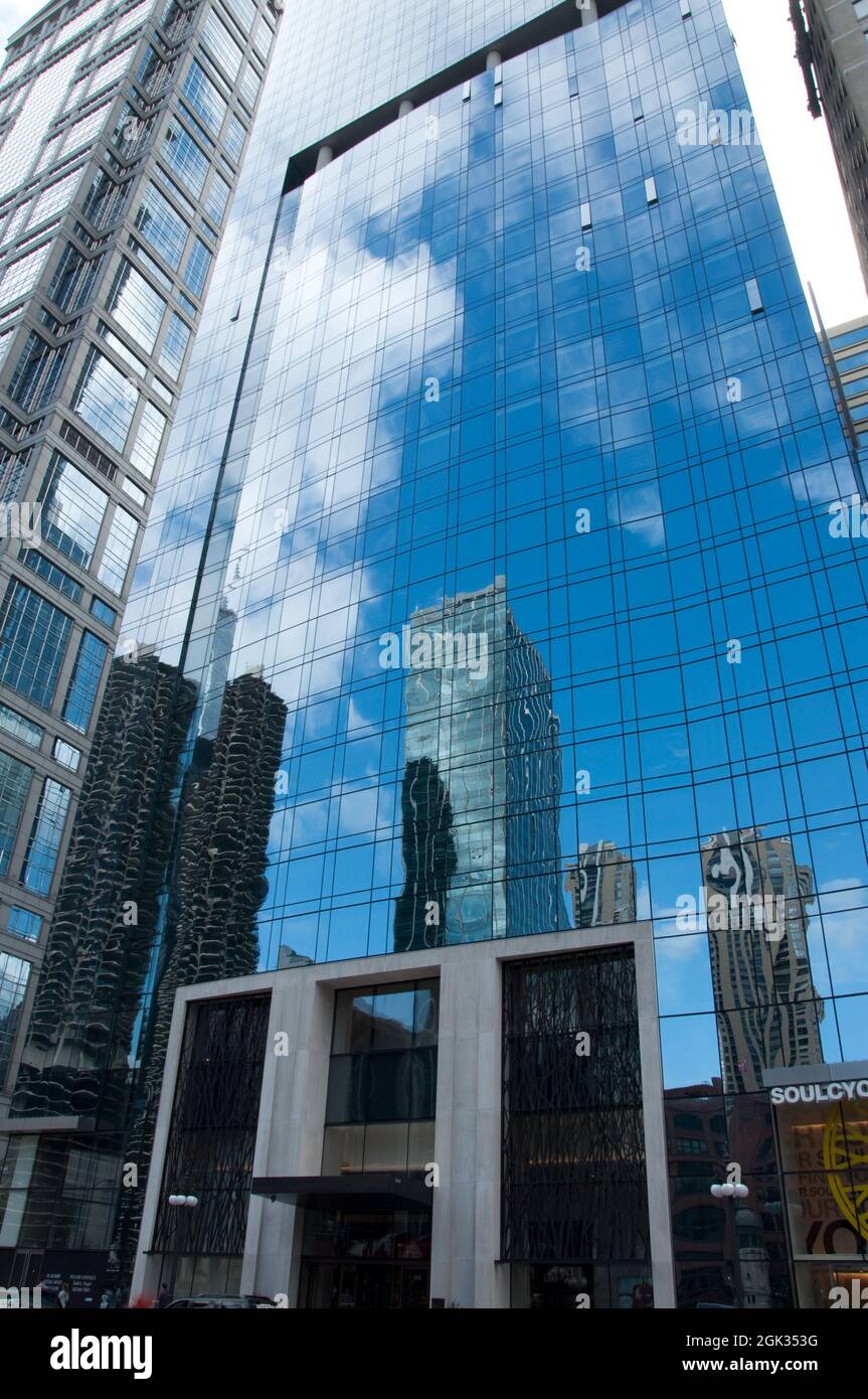 Gratte-ciels, Chicago, Illinois, États-Unis. Réflexions dans le verre des gratte-ciel, montrant le mouvement comme de l'eau. Chicago est célèbre pour son architecture Banque D'Images