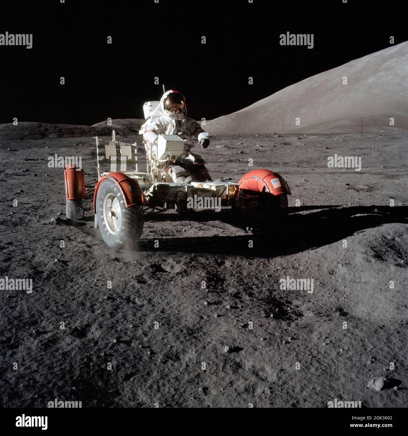 (11 décembre 1972) --- L'astronaute Eugene A. Cernan, commandant, fait une courte commander du Rover lunaire (LRV) au cours de la première partie de la première Apollo 17 activité extravéhiculaire (EVA) à l'atterrissage de Taurus-Littrow. Cette vue de la "déclenché par la VRT est avant le chargement. Plus tard le matériel chargé sur la VRT inclus le terrain de la télévision contrôlée par l'Assemblée, le boîtier relais de communications lunaire, hi-gain antenne, antenne à faible gain, palette d'outil arrière, outils et équipement scientifique lunaire. Cette photographie a été prise par l'astronaute scientifique Harrison H. Schmitt, pilote du module lunaire. La montagne Banque D'Images