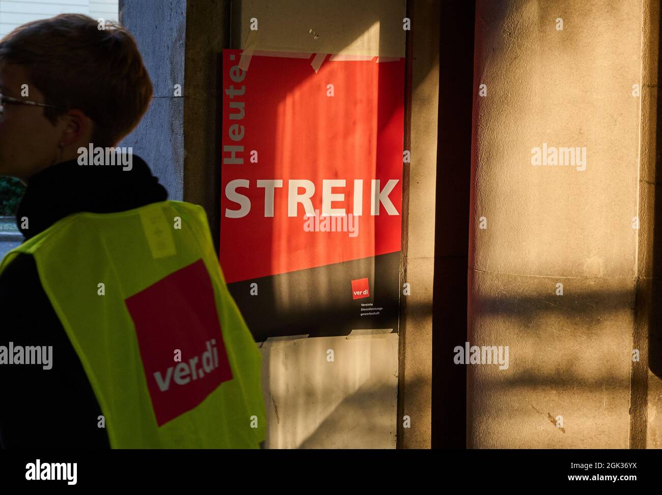 Berlin, Allemagne. 13 septembre 2021. 'Strike' est écrit sur l'affiche accrochée à l'entrée principale de l'hôpital 'Charite Campus Virchow-Klinikum'. La grève se poursuit dans les hôpitaux de Berlin, Charite et Vivantes. Les manifestants des deux institutions sont en grève pour obtenir un accord collectif de secours. Credit: Annette Riedl/dpa/Alay Live News Banque D'Images