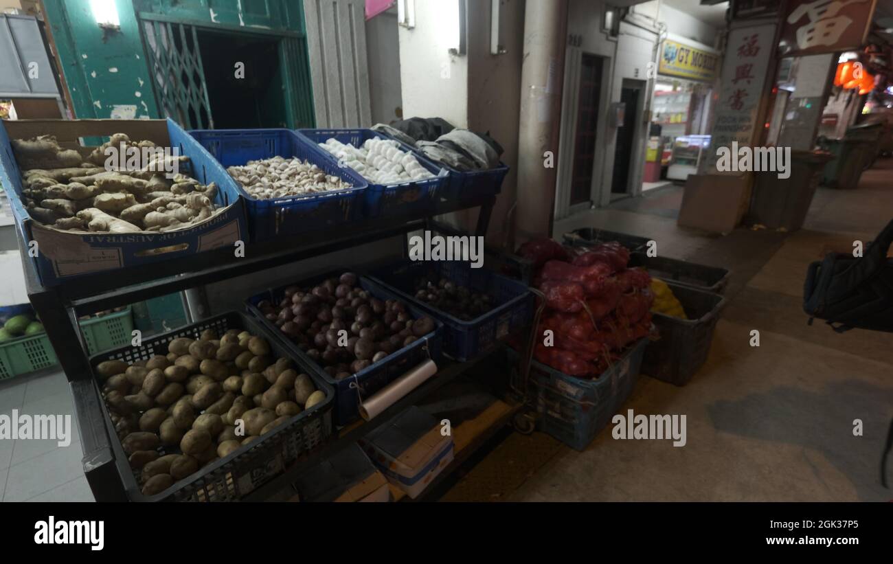 Vendeur de légumes dans la région de Geylang à Singapour la nuit Banque D'Images