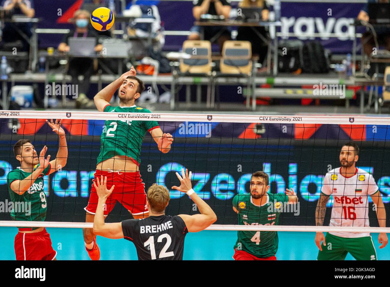 Ostrava, République tchèque. 12 septembre 2021. De gauche Georgi Seganov, Stefan Chavdarov, Anton Brehme d'Allemagne, Martin Atanasov, Vladislav Ivanov de Bulgarie en action pendant le match de championnat d'Europe de volley-ball masculin Allemagne contre Bulgarie 3-1 (14, -18, 19, 22) à Ostrava, République Tchèque, 12 septembre 2021. Crédit : Vladimir Prycek/CTK photo/Alay Live News Banque D'Images