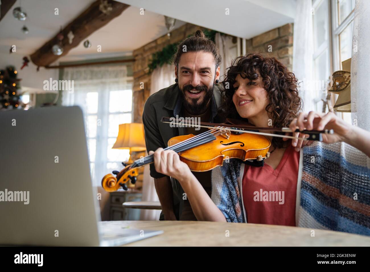 Professeur de violon aidant une femme étudiante à la maison Banque D'Images