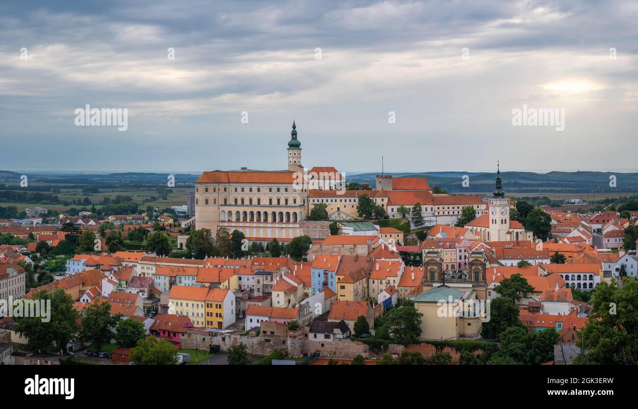 Belle vue sur la ville de Mikulov et le château de Mikulov à Morava, République tchèque Banque D'Images