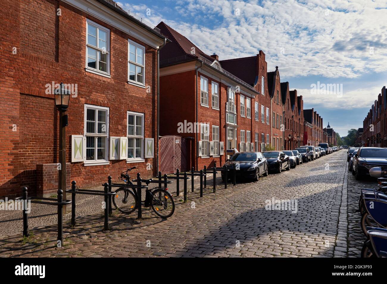 Ville de Potsdam en Allemagne, maisons traditionnelles en briques rouges le long de la rue pavée de la ville dans le quartier hollandais, point de repère de la ville. Banque D'Images