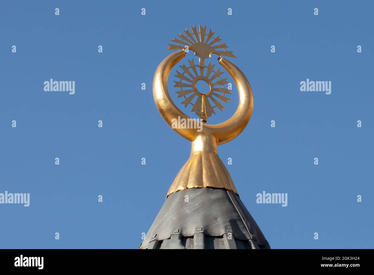 Photo en gros plan du symbole du croissant en laiton | Alem sur le toit de la fontaine du Musée Mevlana de Konya, Turquie. Banque D'Images