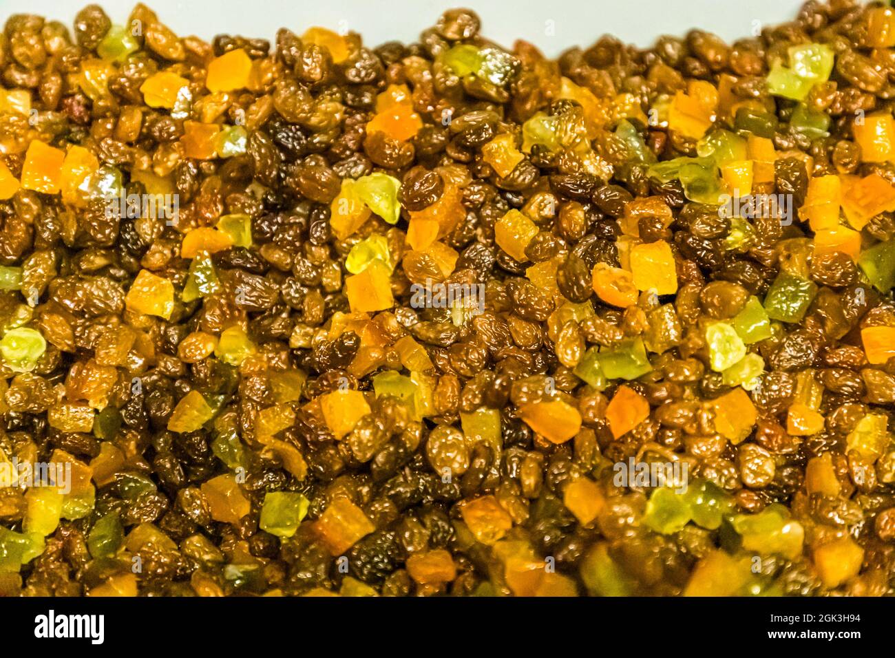 Production de panettone dans la Pasticceria Marnin à Locarno, Suisse. Circolo di Locarno, Suisse. Voici à quoi ressemblent les meilleurs ingrédients. L'écorce d'orange de la peau épaisse de l'orange amère ainsi que les raisins secs biologiques et l'écorce de citron confite sont utilisés dans Panettone Tradizionale de Pasticceria Marnin à Locarno, Suisse Banque D'Images