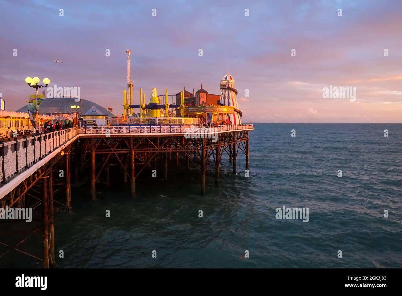 Vue extérieure sur le Palace Pier depuis la promenade du bord de mer de Brighton, Royaume-Uni le grand bâtiment blanc est doté d'un panneau sur l'entrée et d'un grand dôme Banque D'Images