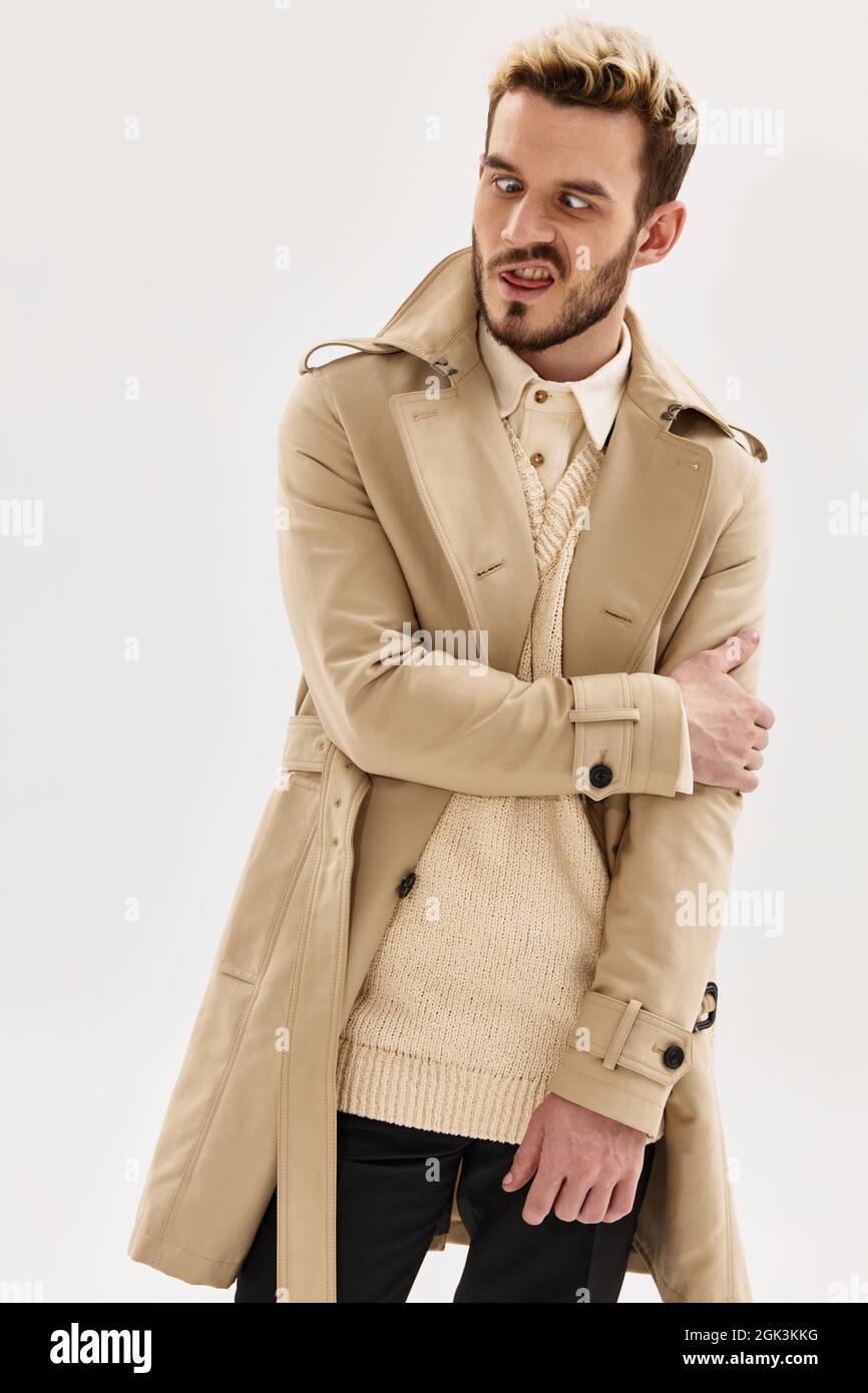 homme en beige manteau automne style studio de mode court vue Photo Stock -  Alamy