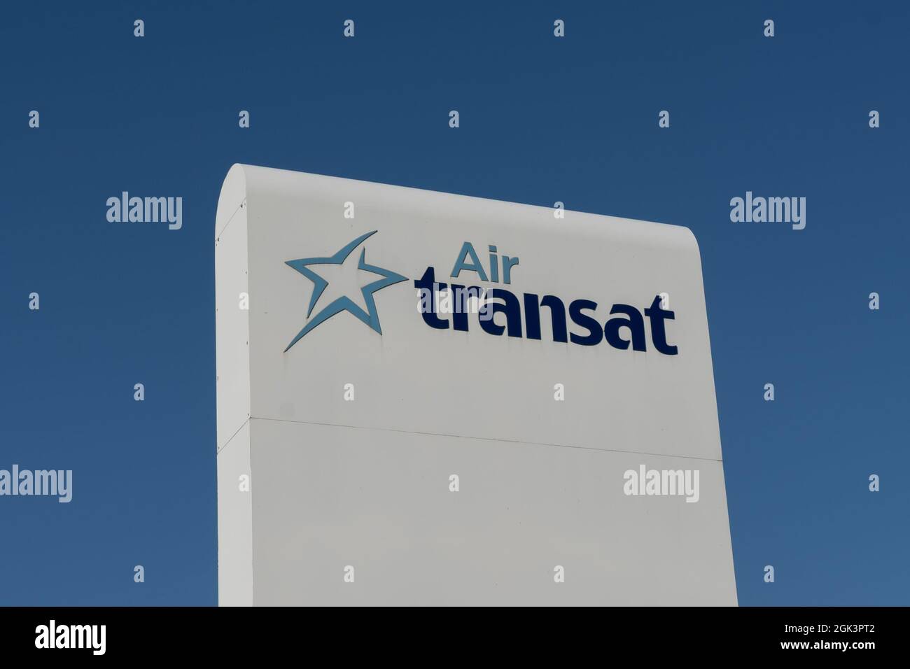 Montréal, QC, Canada - le 4 septembre 2021 : gros plan de la signature d'Air  Transat à son siège social à Montréal, QC, Canada Photo Stock - Alamy