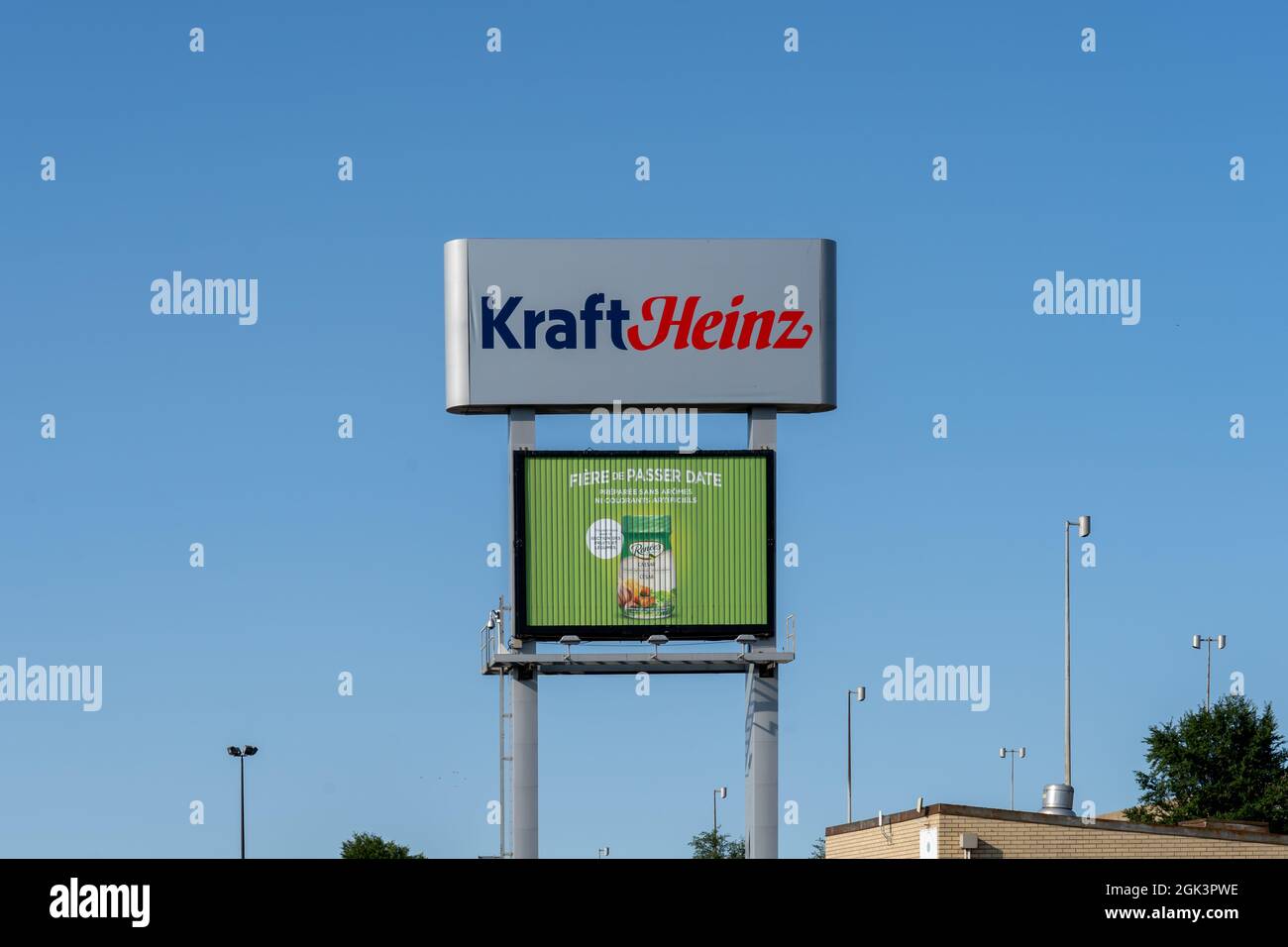 Mont-Royal, Montréal, QC, Canada - le 4 septembre 2021 : affiche Kraft Heinz avec ciel bleu en arrière-plan à leur usine de Montréal, QC, Canada. Banque D'Images Mont-Royal, Montréal, QC, Canada - le 4 septembre 2021 : affiche Kraft Heinz avec ciel bleu en arrière-plan à leur usine de Montréal, QC, Canada. Banque D'Images
