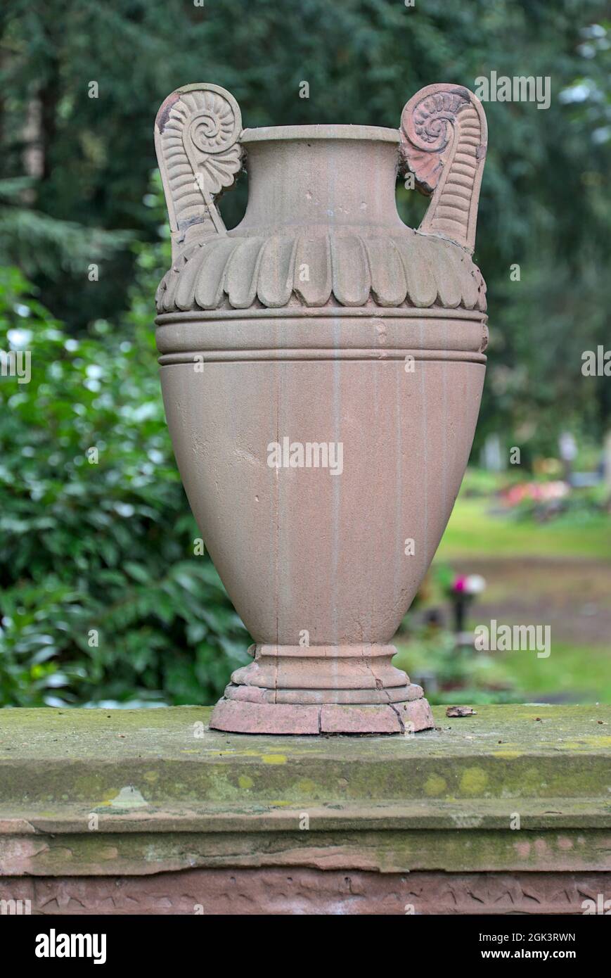 Plan vertical d'un vase en pierre de style ancien dans un cimetière Photo  Stock - Alamy