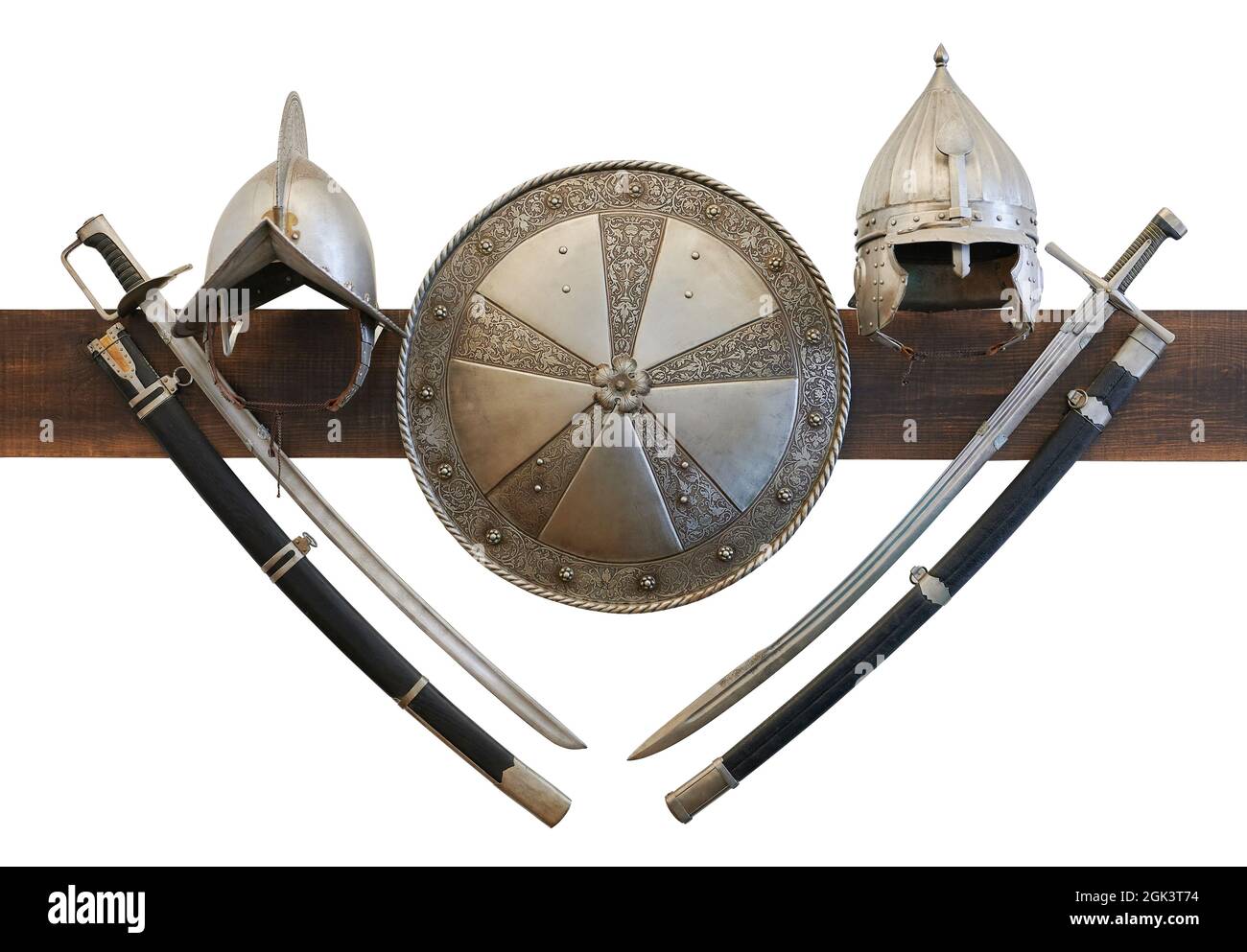 Casque d'armure de chevalier et bouclier et épée isolés sur fond de studio Banque D'Images