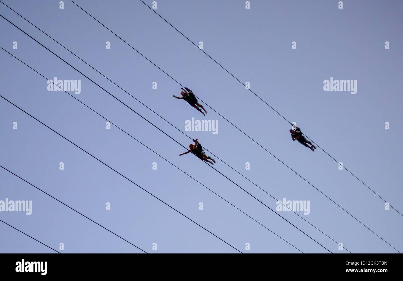 Les personnes qui ont le style super héros sur la tyrolienne Slotzilla à l'expérience Fremont à Las Vegas, Nevada Banque D'Images