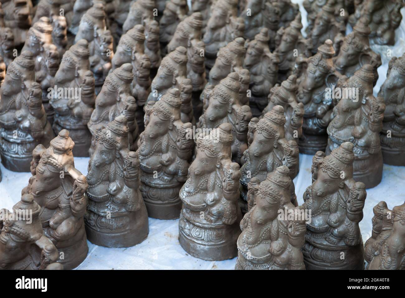 Pondichéry, Inde - 10 septembre 2021 - statues de Ganesh en terre battue en vente pour célébrer Ganesh Pooja. Banque D'Images