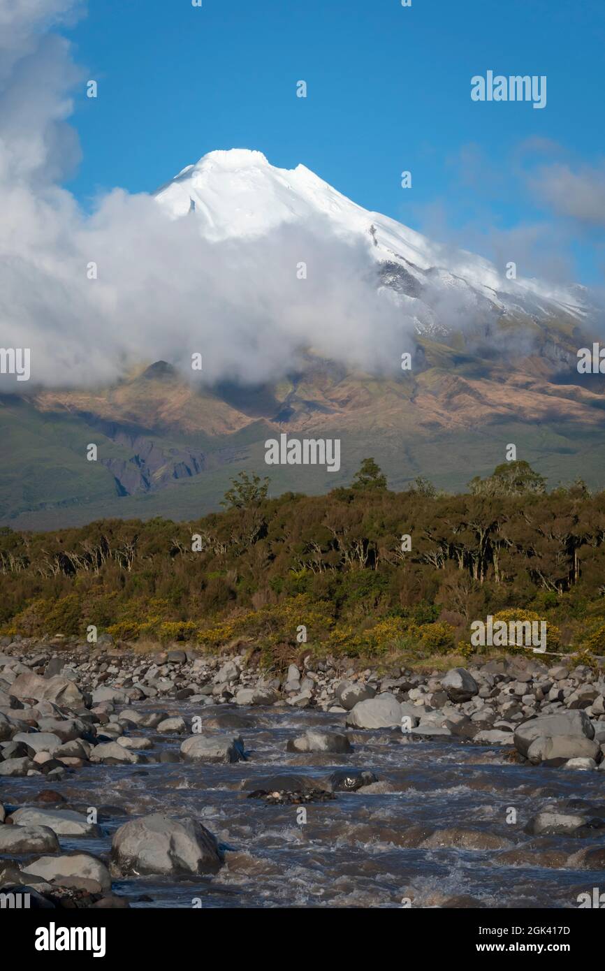 Mont Taranaki et Stony River, Taranaki, Île du Nord, Nouvelle-Zélande Banque D'Images