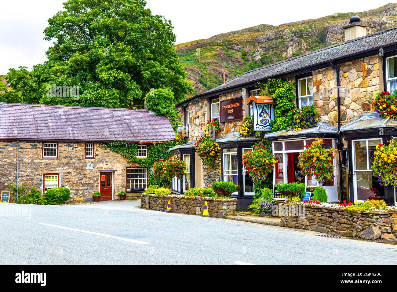 Tanronnen Inn dans le village de Beddgelert, Snowdonia, pays de Galles, Royaume-Uni Banque D'Images