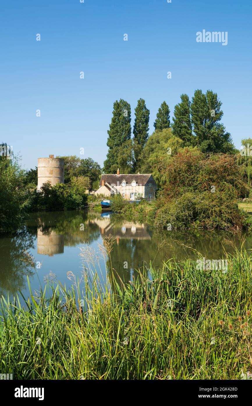 The Round House à côté de la Tamise, Lechlade-on-Thames, Cotswolds, Gloucestershire, Angleterre, Royaume-Uni, Europe Banque D'Images