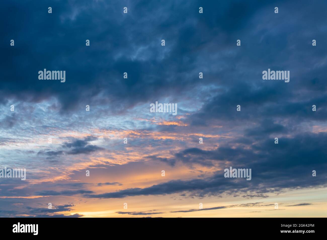 Ciel magnifique avec des nuages au coucher du soleil, remplacement du ciel, arrière-plan de la nature Banque D'Images