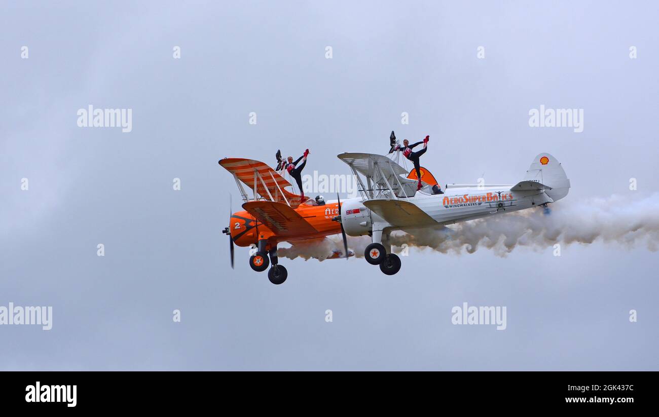 L'équipe de ballades Aerosuperbetics volant des Boeing Staarman d'époque des années 1940 Banque D'Images