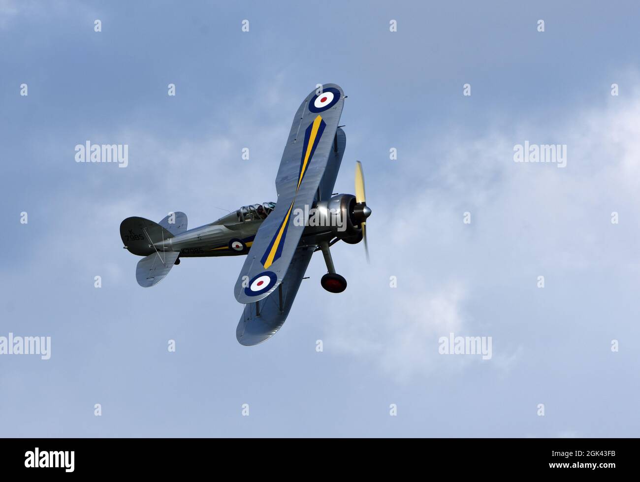 Avion Gladiator vintage Gloster en vol avec le nuage et le bleu fond ciel Banque D'Images