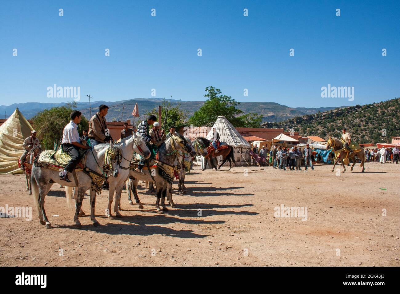 Cavaliers au Festival Fantasia dans le Maroc rural - un spectacle berbère traditionnel de l'équitation Banque D'Images