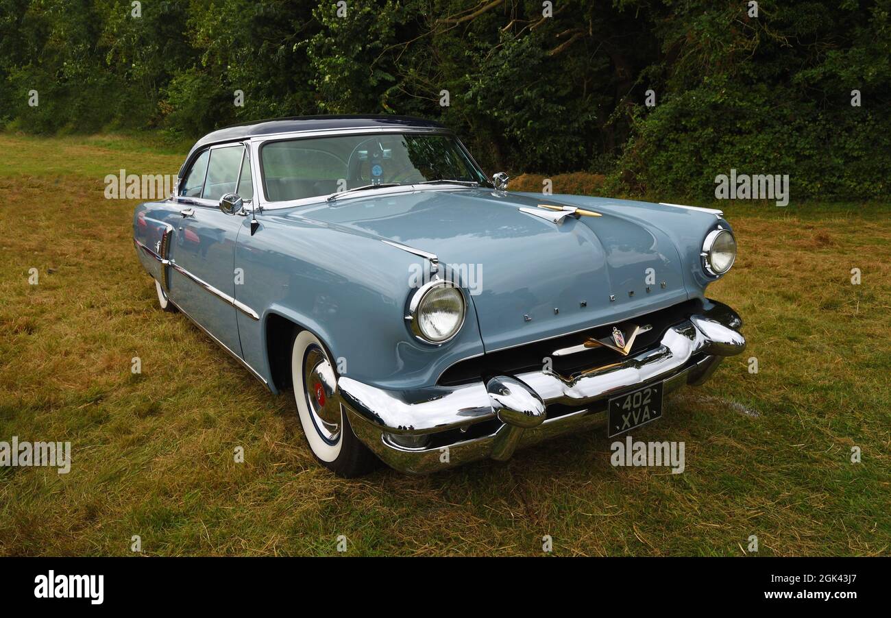 Voiture à moteur classique coupé Lincoln Capri 1953 isolée garée sur l'herbe. Banque D'Images