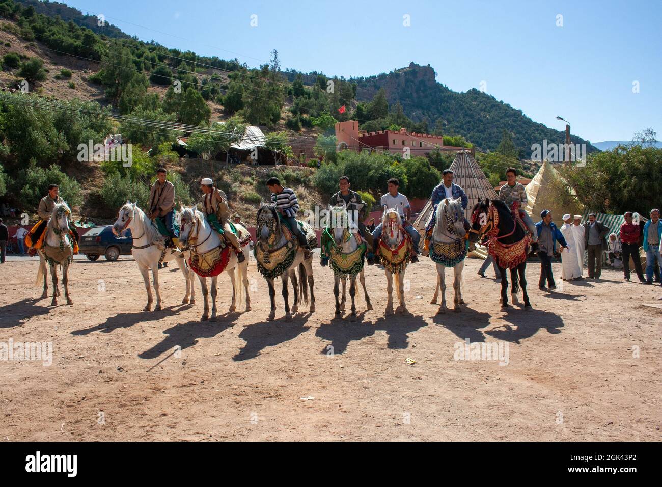 Cavaliers au Festival Fantasia dans le Maroc rural - un spectacle berbère traditionnel de l'équitation Banque D'Images