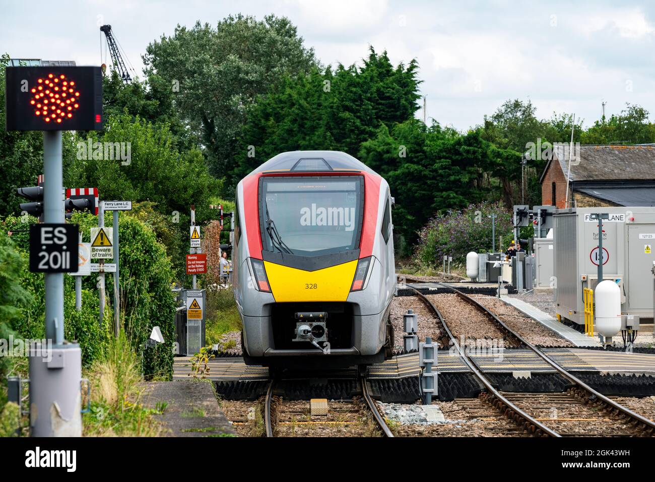 Le train de voyageurs GreaterAnglia traverse les passages à niveau Woodbridge Suffolk, Angleterre Banque D'Images