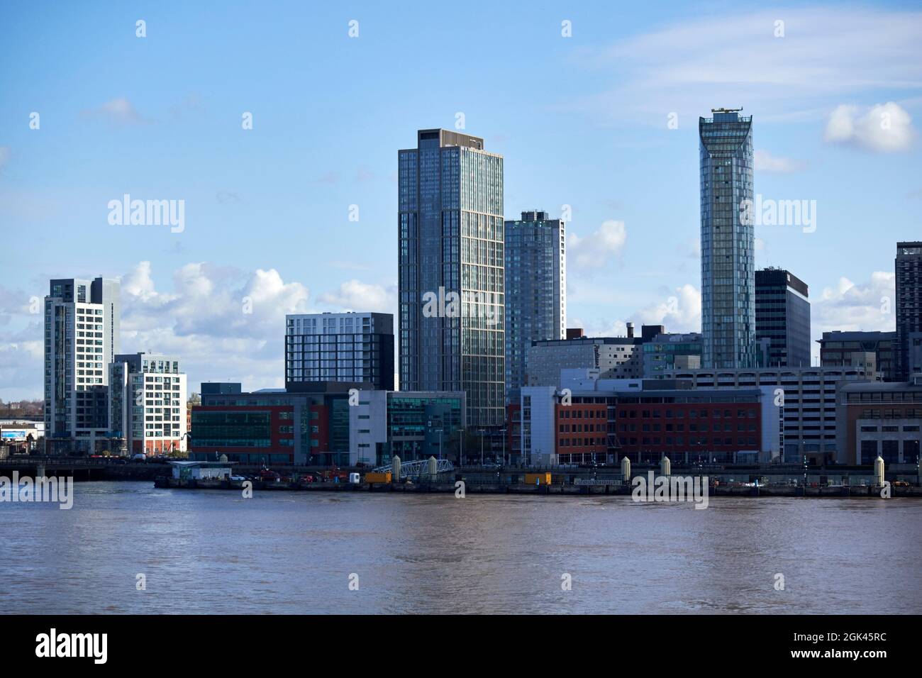 eaux de liverpool redéveloppées quai des princes dockland centre-ville de liverpool vue de l'horizon de l'autre côté de la rivière mersey depuis birkenhead liverpool angleterre royaume-uni Banque D'Images