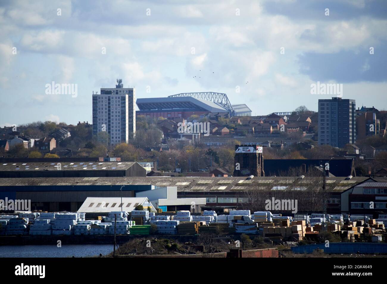 vue sur le stade anfield liverpool fc skyline depuis la zone autour du nouveau stade everton dans les docklands liverpool angleterre Banque D'Images