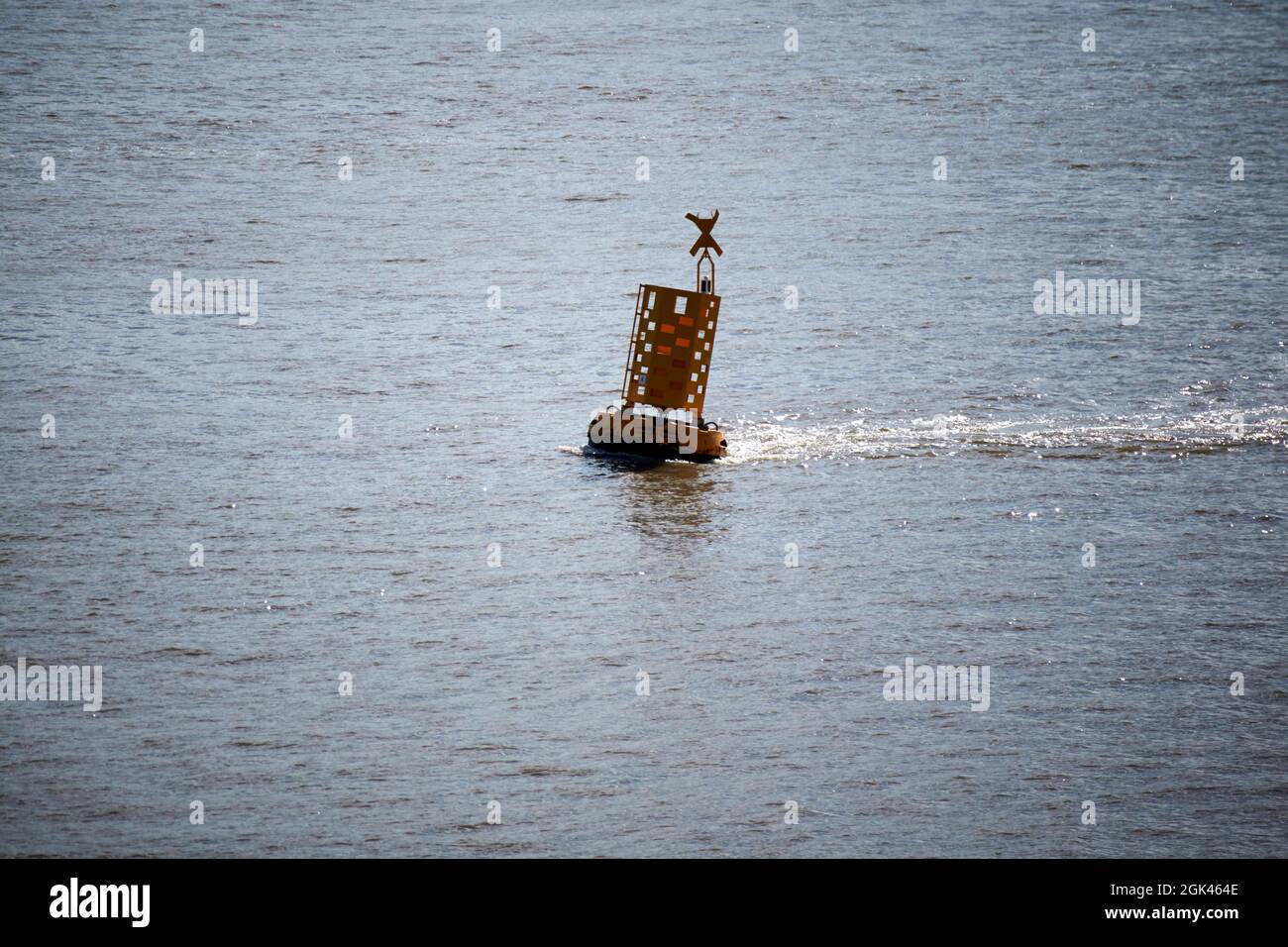 marker spécial de l'estuaire de mersey montrant un fort mouvement de marée dans la rivière mersey à liverpool docks liverpool angleterre royaume-uni Banque D'Images